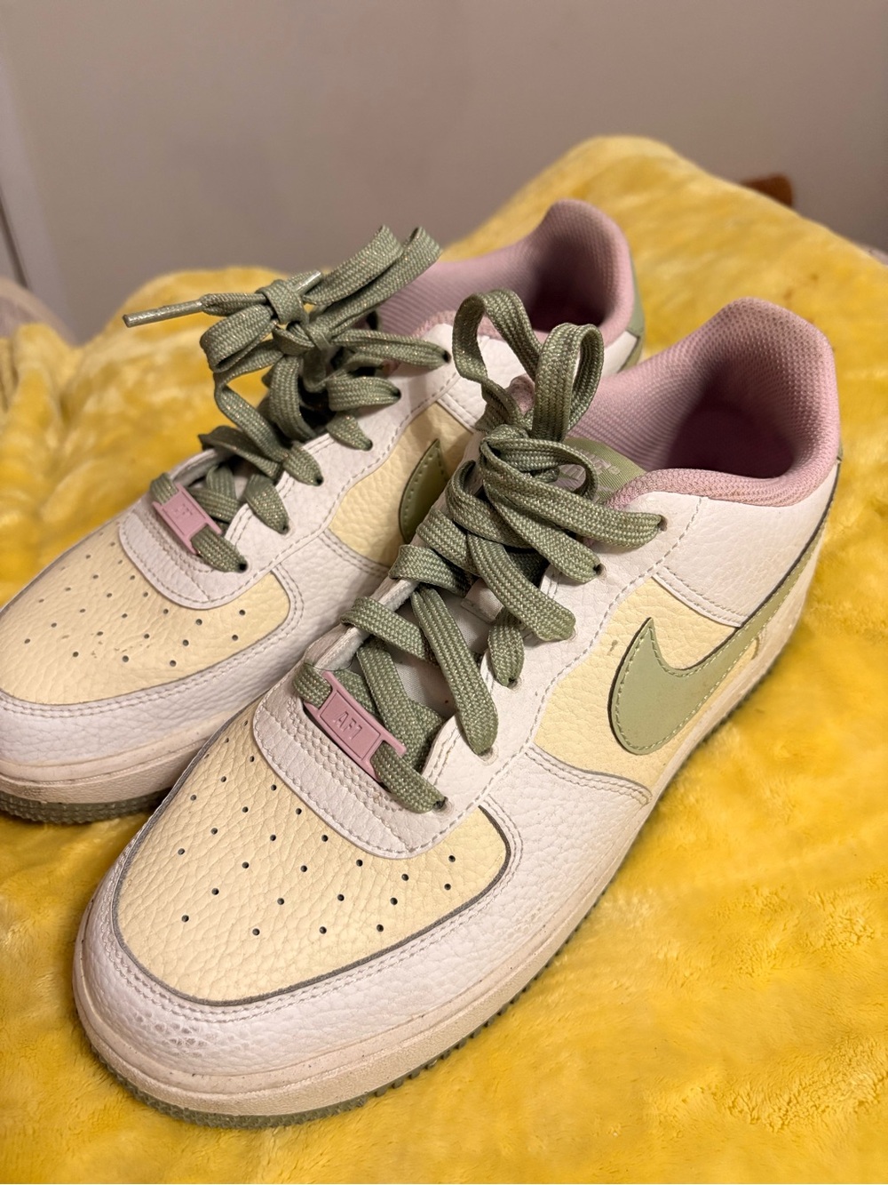 Nike Kids Low-Top Sneakers in Cream, Olive & Pink
